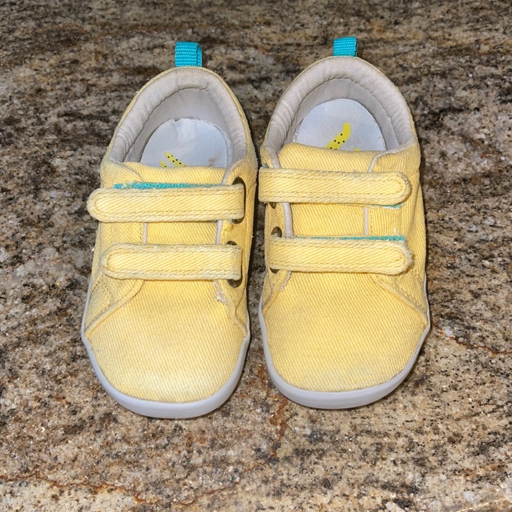 Ten little shoes